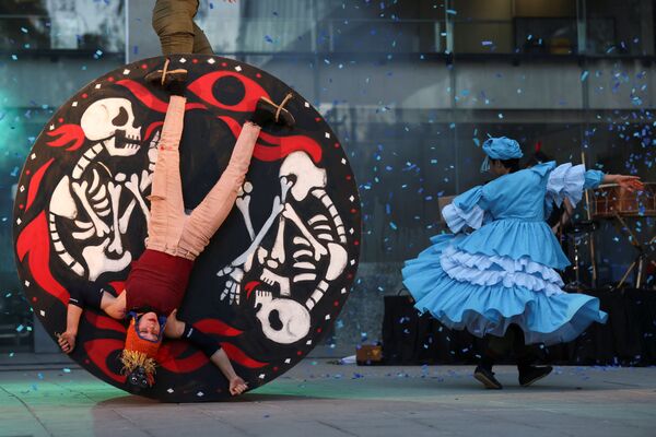 Các vũ công nhà hát La Patogallina và Ciclicus biểu diễn Fuego Rojo tại Liên hoan Sân khấu Quốc tế Santiago a Mil ở Santiago, Chile - Sputnik Việt Nam