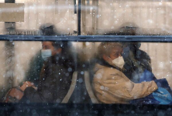 Những người đeo khẩu trang trên xe buýt ở Belgrade, Serbia - Sputnik Việt Nam