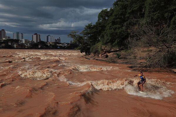 Lướt sóng trên sông trong mùa mưa ở Brazil - Sputnik Việt Nam