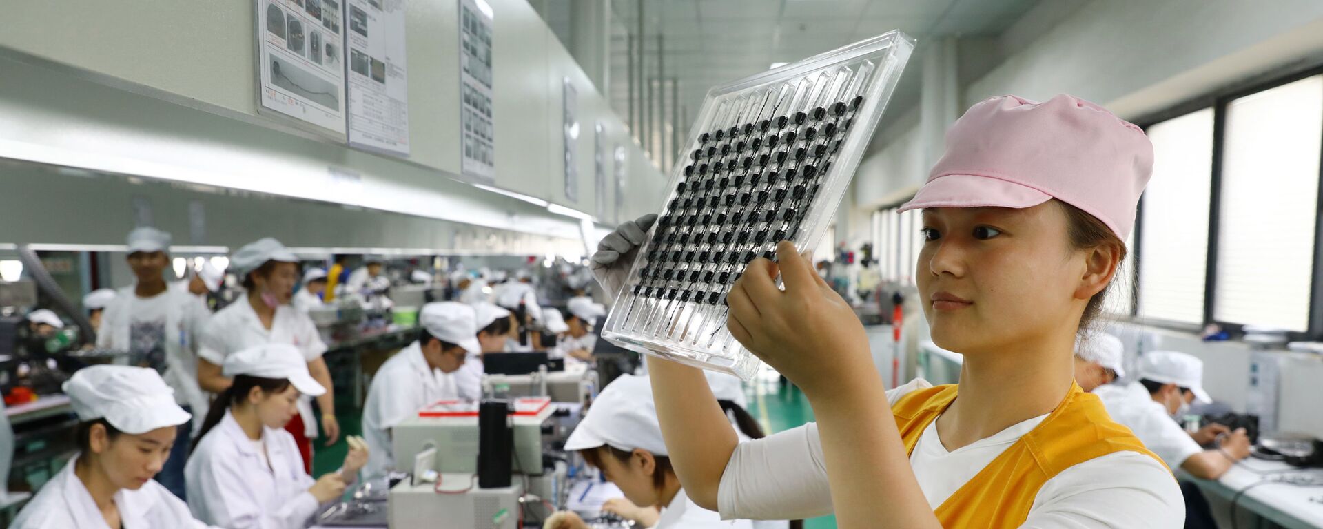 Công nhân tại nhà máy sản xuất động cơ siêu thanh của Trung Quốc ở Hoài Bắc. - Sputnik Việt Nam, 1920, 17.01.2021