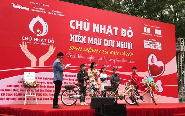 Hoa hậu Đỗ Thị Hà trao các phần quà tại Chủ Nhật Đỏ - Sputnik Việt Nam