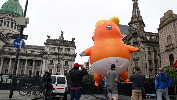 Em bé Trump bơm hơi ở Argentina trước ngưỡng hội nghị G20 - Sputnik Việt Nam