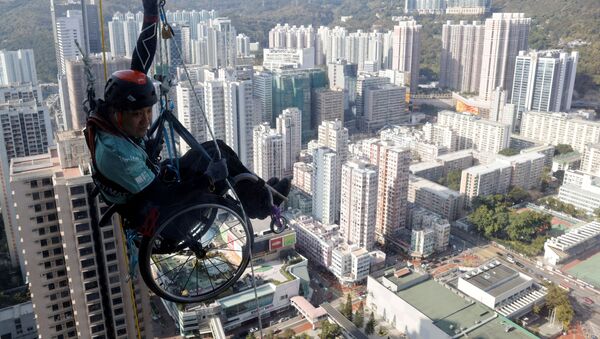 Vận động viên khuyết tật Lai Chi-Wai 37 tuổi đang leo dọc tòa nhà chọc trời Nina Tower  - Sputnik Việt Nam