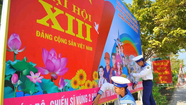 Các chiến sĩ Vùng 2 Hải quân trang trí, tuyên truyền, cổ động bằng pa nô về Đại hội đại biểu toàn quốc lần thứ XIII của Đảng. - Sputnik Việt Nam