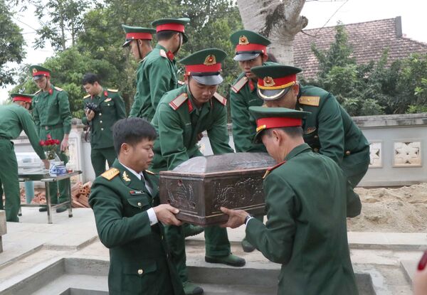 Lễ truy điệu và an táng hài cốt liệt sĩ quân tình nguyện Việt Nam hy sinh tại Lào Lễ truy điệu và an táng hài cốt liệt sĩ quân tình nguyện Việt Nam hy sinh tại Lào - Sputnik Việt Nam