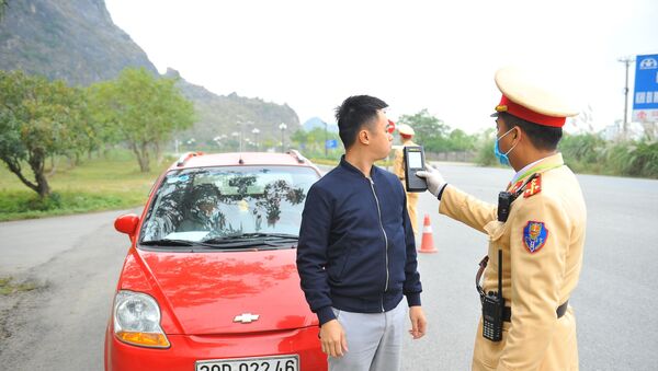 Công an huyện Hoa Lư kiểm tra nồng độ cồn với lái xe tham gia giao thông.  - Sputnik Việt Nam