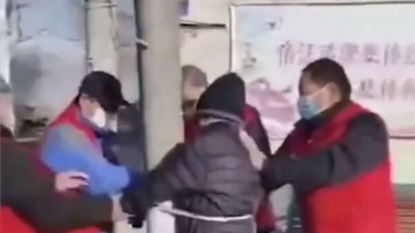 Video gây sốc: Một người về hưu ở Trung Quốc bị trói vào cột vì vi phạm các hạn chế về coronavirus - Sputnik Việt Nam