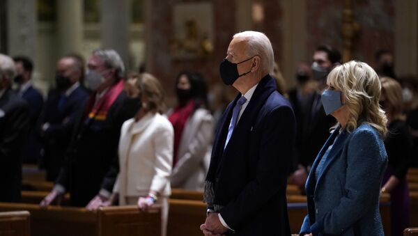 Joe Biden và vợ trong Thánh lễ tại Nhà thờ St. Thánh Tông đồ Matthêu trước lễ nhậm chức. 20 tháng 1 năm 2021 - Sputnik Việt Nam