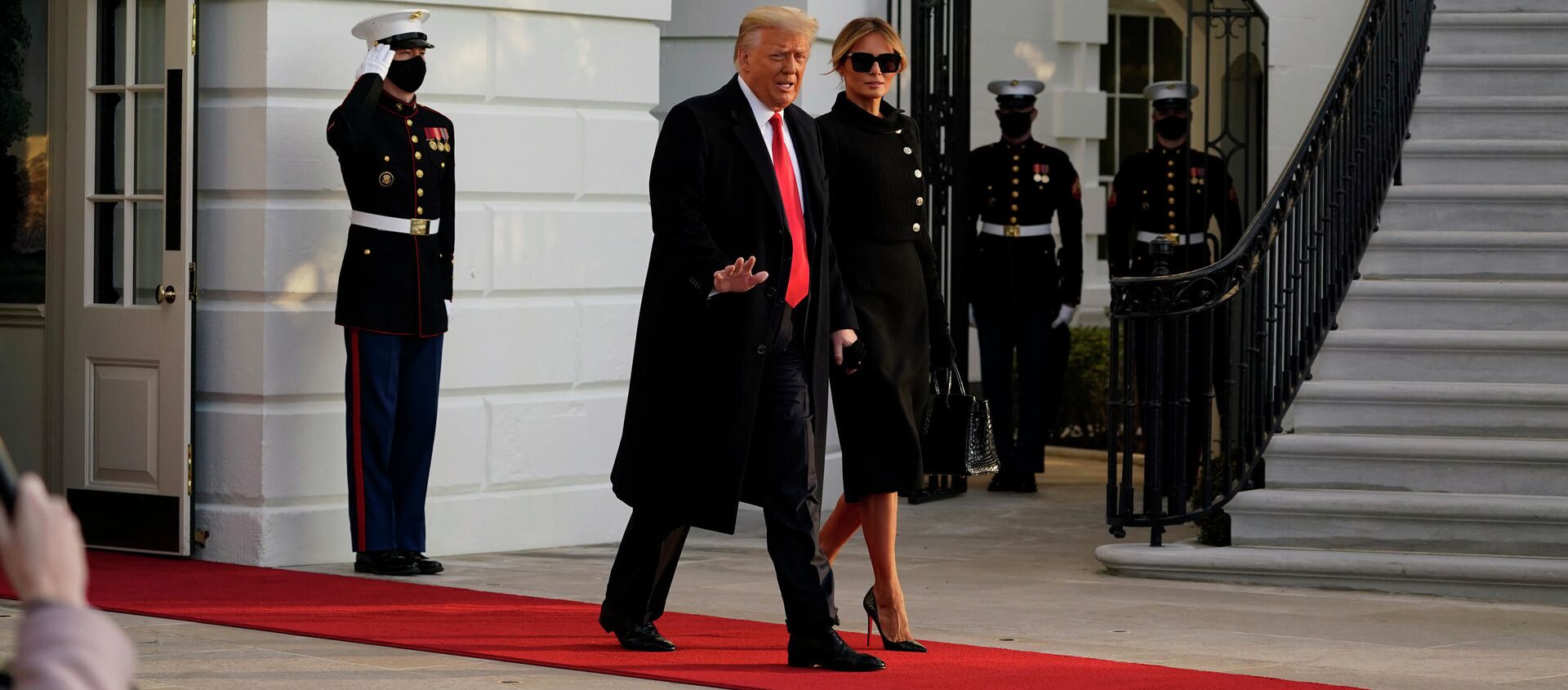Donald Trump và vợ Melania rời nhà Trắng - Sputnik Việt Nam, 1920, 31.03.2021