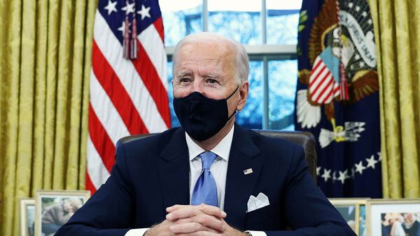 CHÚNG TA. Tổng thống Joe Biden ký lệnh hành pháp tại Phòng Bầu dục của Nhà Trắng ở Washington, sau khi ông nhậm chức Tổng thống thứ 46 của Hoa Kỳ, Hoa Kỳ, ngày 20 tháng 1 năm 2021. REUTERS / Tom Brenner - Sputnik Việt Nam
