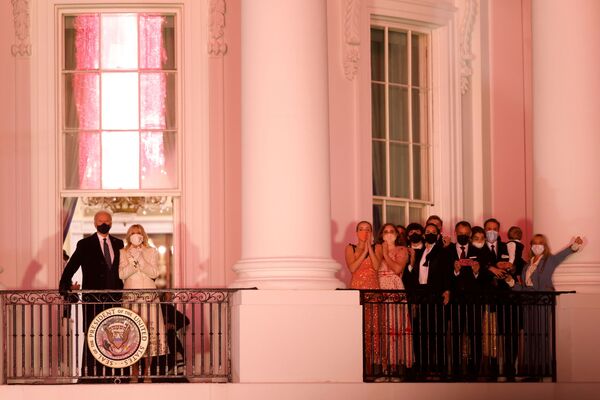 Tổng thống Mỹ Joe Biden với phu nhân trên ban công Nhà Trắng trong lễ nhậm chức - Sputnik Việt Nam