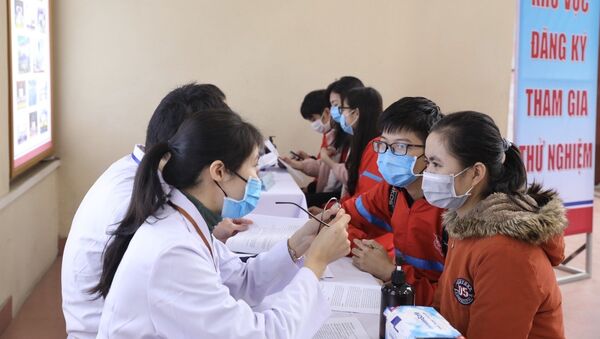 Tình nguyện viên tham gia đăng ký thử nghiệm lâm sàng vắc xin COVIVAC tại Lễ khởi động.  - Sputnik Việt Nam