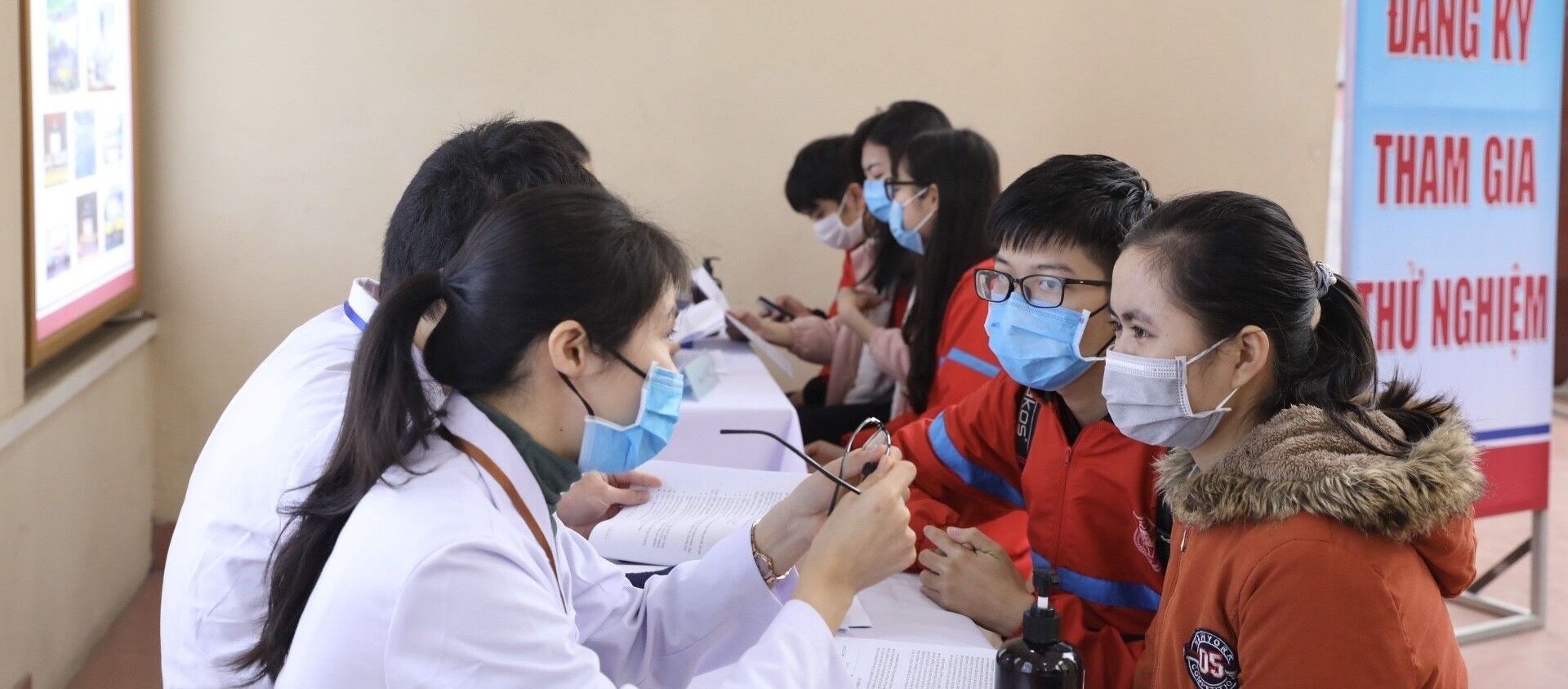 Tình nguyện viên tham gia đăng ký thử nghiệm lâm sàng vắc xin COVIVAC tại Lễ khởi động.  - Sputnik Việt Nam, 1920, 03.03.2021