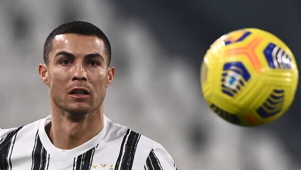 Tiền đạo người Bồ Đào Nha Cristiano Ronaldo của Juventus nhìn vào trái bóng trong trận đấu bóng đá Ý Serie A Juventus vs Atalanta vào ngày 16 tháng 12 năm 2020 tại sân vận động Juventus ở Turin. - Sputnik Việt Nam