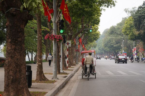 Xích lô chạy trên phố Hà Nội được trang hoàng để chào mừng Đại hội Đảng Cộng sản Việt Nam lần thứ 13 - Sputnik Việt Nam