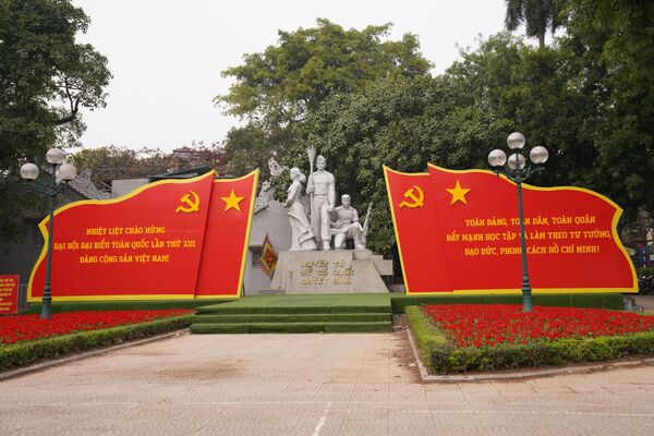 Tượng đài Cảm tử được trang hoàng chào mừng Đại hội Đảng Cộng sản Việt Nam lần thứ 13 - Sputnik Việt Nam