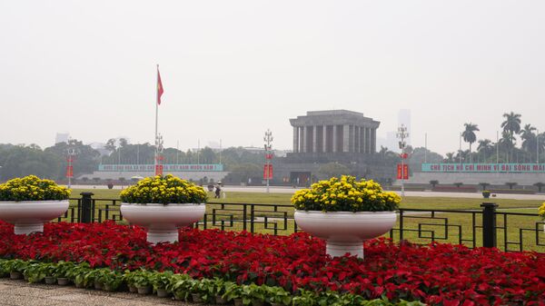 Lăng Chủ tịch Hồ Chí Minh được trang hoàng nhân dịp Đại hội Đảng Cộng sản Việt Nam lần thứ 13 - Sputnik Việt Nam