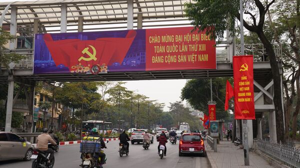Giao thông trên đường phố Hà Nội trang hoàng chào mừng Đại hội Đảng Cộng sản Việt Nam lần thứ 13 - Sputnik Việt Nam