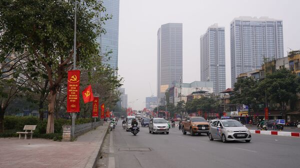 Giao thông trên đường phố Hà Nội trang hoàng chào mừng Đại hội Đảng Cộng sản Việt Nam lần thứ 13 - Sputnik Việt Nam