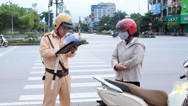 Lực lượng CSGT tỉnh Hưng Yên kiểm tra và xử lý chủ phương tiện vi phạm trật tự an toàn giao thông. - Sputnik Việt Nam