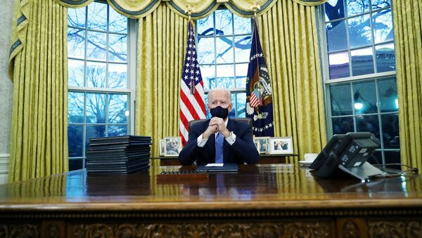 Tổng thống Hoa Kỳ Joe Biden ký lệnh hành pháp tại Phòng Bầu dục của Nhà Trắng ở Washington, sau khi ông nhậm chức Tổng thống thứ 46 của Hoa Kỳ, Hoa Kỳ, ngày 20 tháng 1 năm 2021. - Sputnik Việt Nam