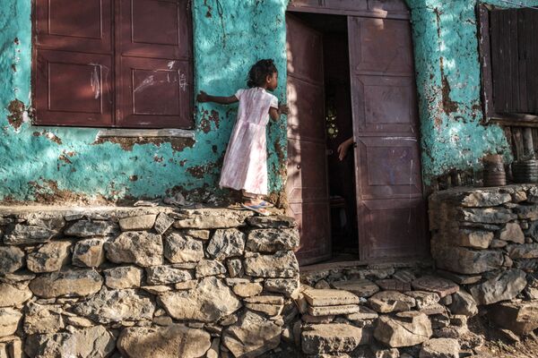 Cô gái nhìn qua cánh cửa mở ở thành phố Gondar, Ethiopia - Sputnik Việt Nam