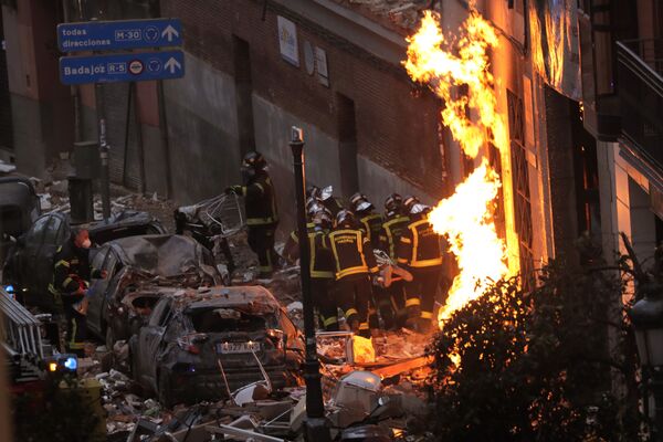 Lính cứu hỏa tại hiện trường ở trung tâm Madrid, nơi xảy ra vụ nổ trong ngôi nhà - Sputnik Việt Nam