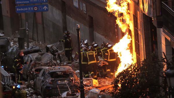 Lính cứu hỏa tại hiện trường ở trung tâm Madrid, nơi xảy ra vụ nổ trong ngôi nhà - Sputnik Việt Nam