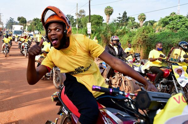Những người ủng hộ Đảng Phong trào kháng chiến quốc gia Uganda kỷ niệm chiến thắng của Tổng thống Yoweri Museveni trong cuộc tổng tuyển cử mới kết thúc ở Kampala  - Sputnik Việt Nam