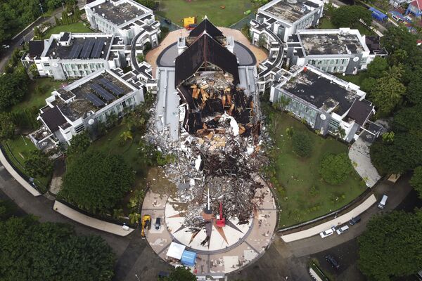Một tòa nhà chính phủ bị hư hại sau trận động đất Mamuju, Tây Sulawesi, Indonesia - Sputnik Việt Nam