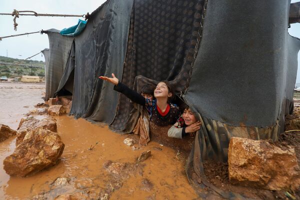 Trẻ em tại trại tị nạn Umm Jurn ở tỉnh Idlib, Syria - Sputnik Việt Nam