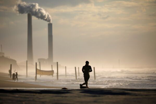 Người đàn ông chạy dọc bãi biển ở Ashkelon, Israel - Sputnik Việt Nam