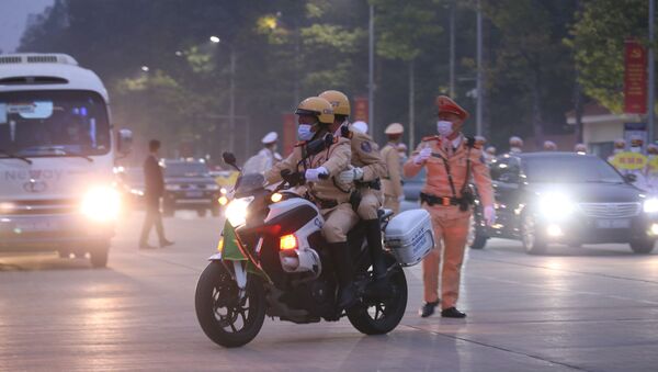Lực lượng Cảnh sát Giao thông dẫn đoàn và đảm bảo an ninh trên tuyến đường đoàn đại biểu di chuyển từ Lăng Chủ tịch Hồ Chí Minh đến Trung tâm Hội nghị Quốc gia. - Sputnik Việt Nam