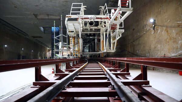Các bộ phận của máy khoan hầm TBM đã được chuyển xuống và lắp ráp tại tầng đáy ga ngầm. - Sputnik Việt Nam