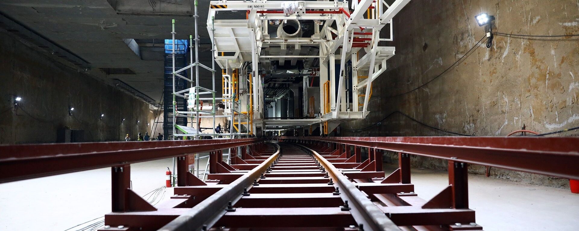 Các bộ phận của máy khoan hầm TBM đã được chuyển xuống và lắp ráp tại tầng đáy ga ngầm. - Sputnik Việt Nam, 1920, 22.01.2021