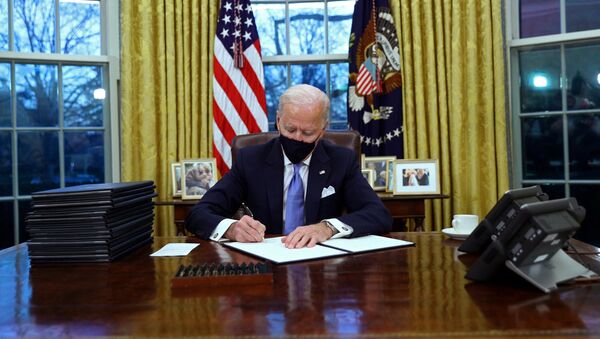 Tân tổng thống Mỹ Joe Biden tại Phòng Bầu dục ở Nhà Trắng - Sputnik Việt Nam