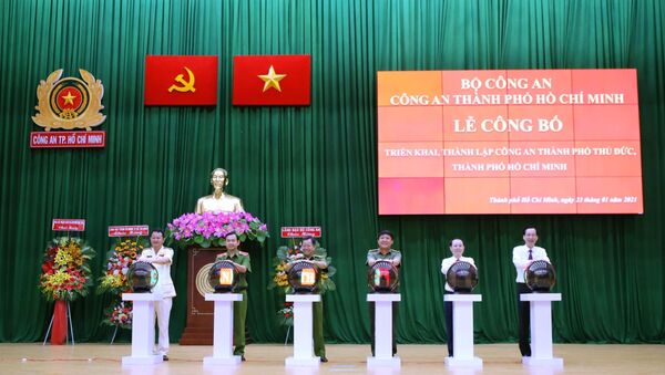 Các đại biểu thực hiện nghi thức triển khai thành lập Công an thành phố Thủ Đức - Sputnik Việt Nam