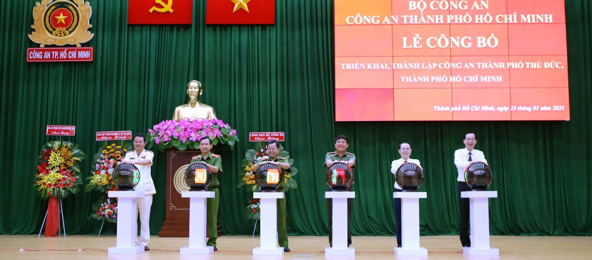Các đại biểu thực hiện nghi thức triển khai thành lập Công an thành phố Thủ Đức - Sputnik Việt Nam, 1920, 26.01.2021