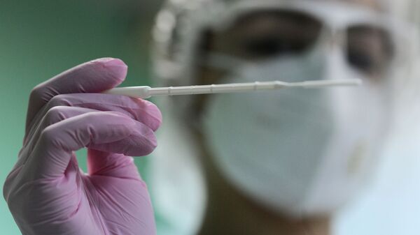Một y tá với một đầu dò đa năng để làm xét nghiệm PCR cho coronavirus COVID-19 tại Phòng thí nghiệm Gemotest LLC ở thành phố Tambov - Sputnik Việt Nam