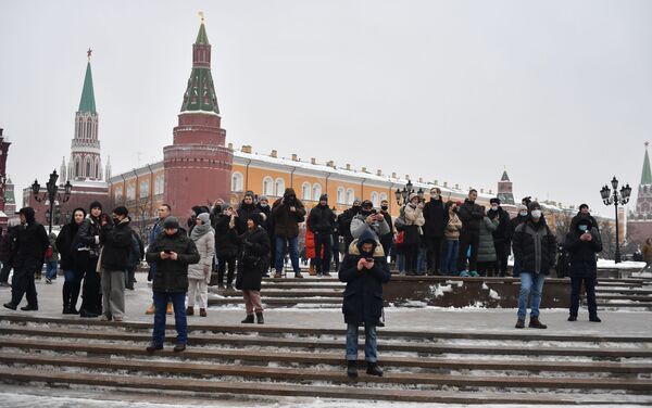 Các nhân viên thực thi pháp luật bắt giữ người tham gia cuộc biểu tình trái phép ủng hộ Alexei Navalny ở Moskva - Sputnik Việt Nam