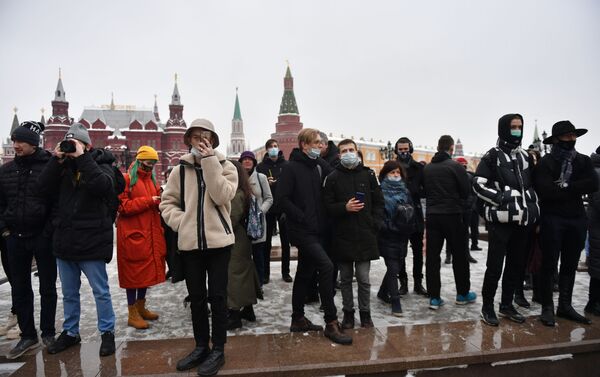 Các nhân viên thực thi pháp luật bắt giữ người tham gia cuộc biểu tình trái phép ủng hộ Alexei Navalny ở Moskva - Sputnik Việt Nam