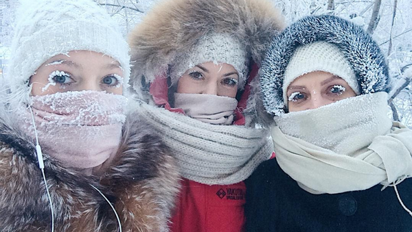 Các cô gái trên đường phố trong đợt sương giá nghiêm trọng ở Yakutsk - Sputnik Việt Nam