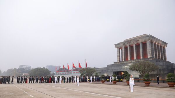 Đại hội XIII của Đảng: Đại biểu dự Đại hội XIII của Đảng vào Lăng viếng Chủ tịch Hồ Chí Minh - Sputnik Việt Nam