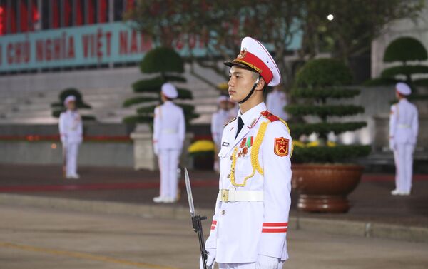 Đại hội XIII của Đảng: Không khí trang nghiêm trên quảng trường Ba Đình trước giờ đại biểu vào Lăng viếng Bác - Sputnik Việt Nam