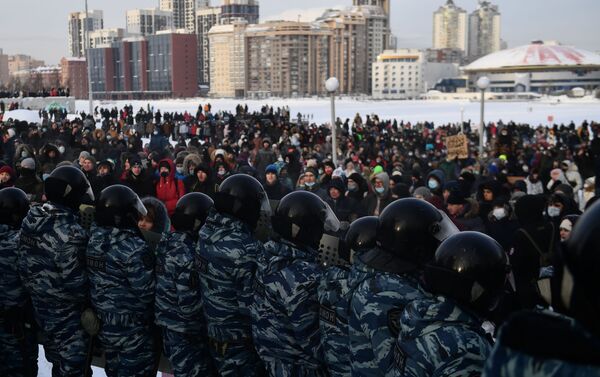 Сác nhân viên thực thi pháp luật và những người tham gia cuộc biểu tình trái phép ủng hộ Alexei Navalny ở Ekaterinburg - Sputnik Việt Nam