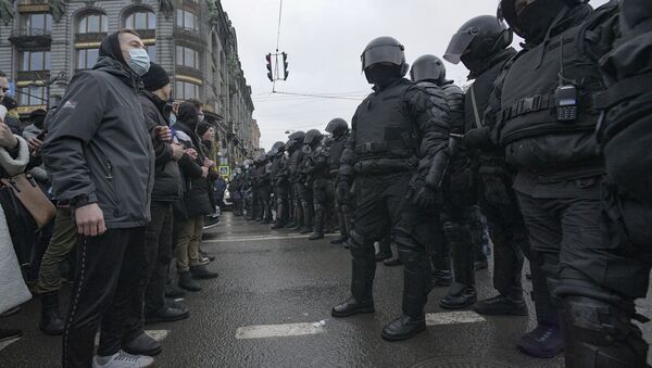 Сác nhân viên thực thi pháp luật và những người tham gia cuộc biểu tình trái phép ủng hộ Alexei Navalny ở Saint-Petersburg - Sputnik Việt Nam