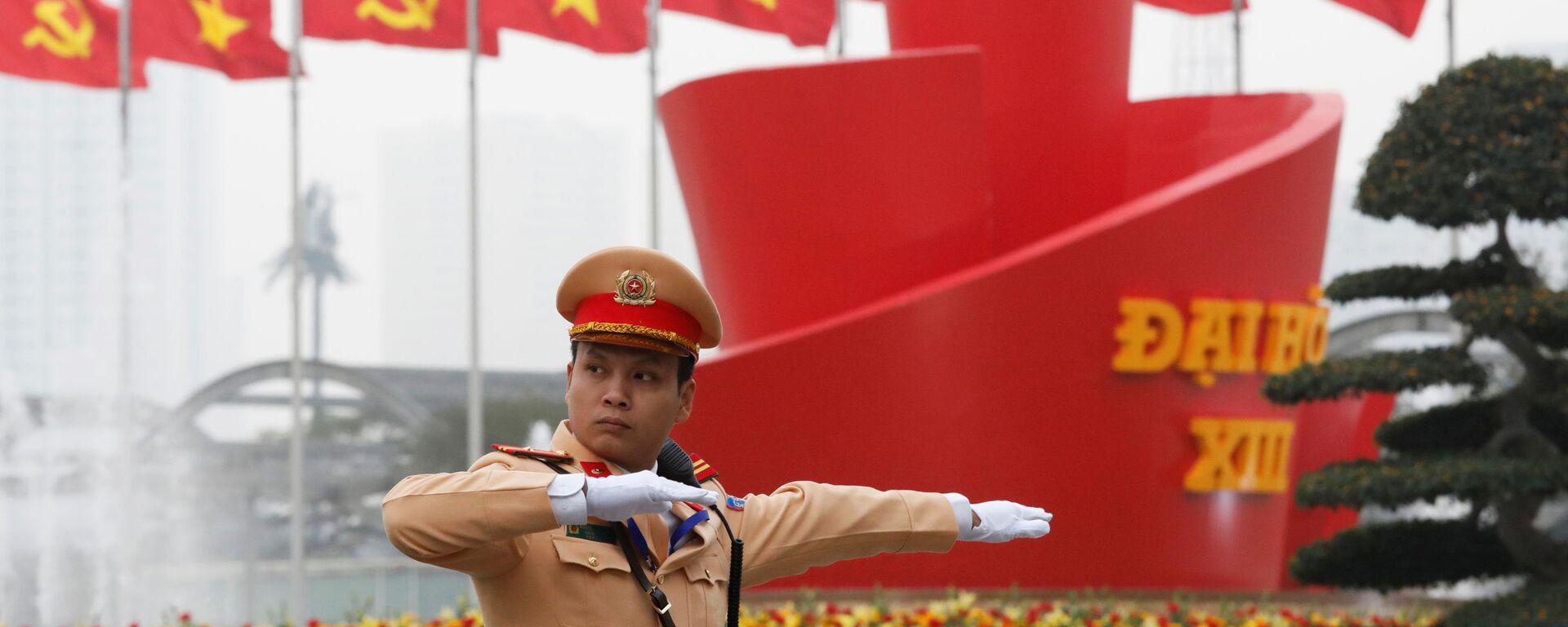 Cảnh sát điều khiển giao thông gần địa điểm tiến hành Đại hội lần thứ XIII của Đảng Cộng sản Việt Nam tại Hà Nội - Sputnik Việt Nam, 1920, 26.01.2021