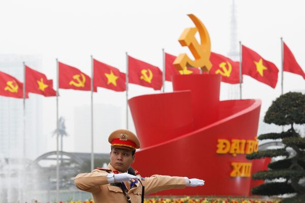 Cảnh sát điều khiển giao thông gần địa điểm tiến hành Đại hội lần thứ XIII của Đảng Cộng sản Việt Nam tại Hà Nội - Sputnik Việt Nam