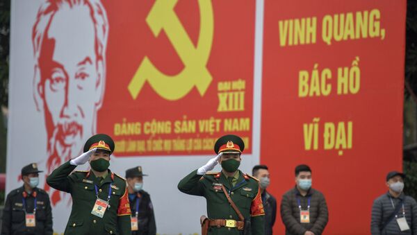 Các quân nhân trước biển quảng cáo về Đại hội lần thứ XIII của Đảng Cộng sản Việt Nam tại Hà Nội - Sputnik Việt Nam