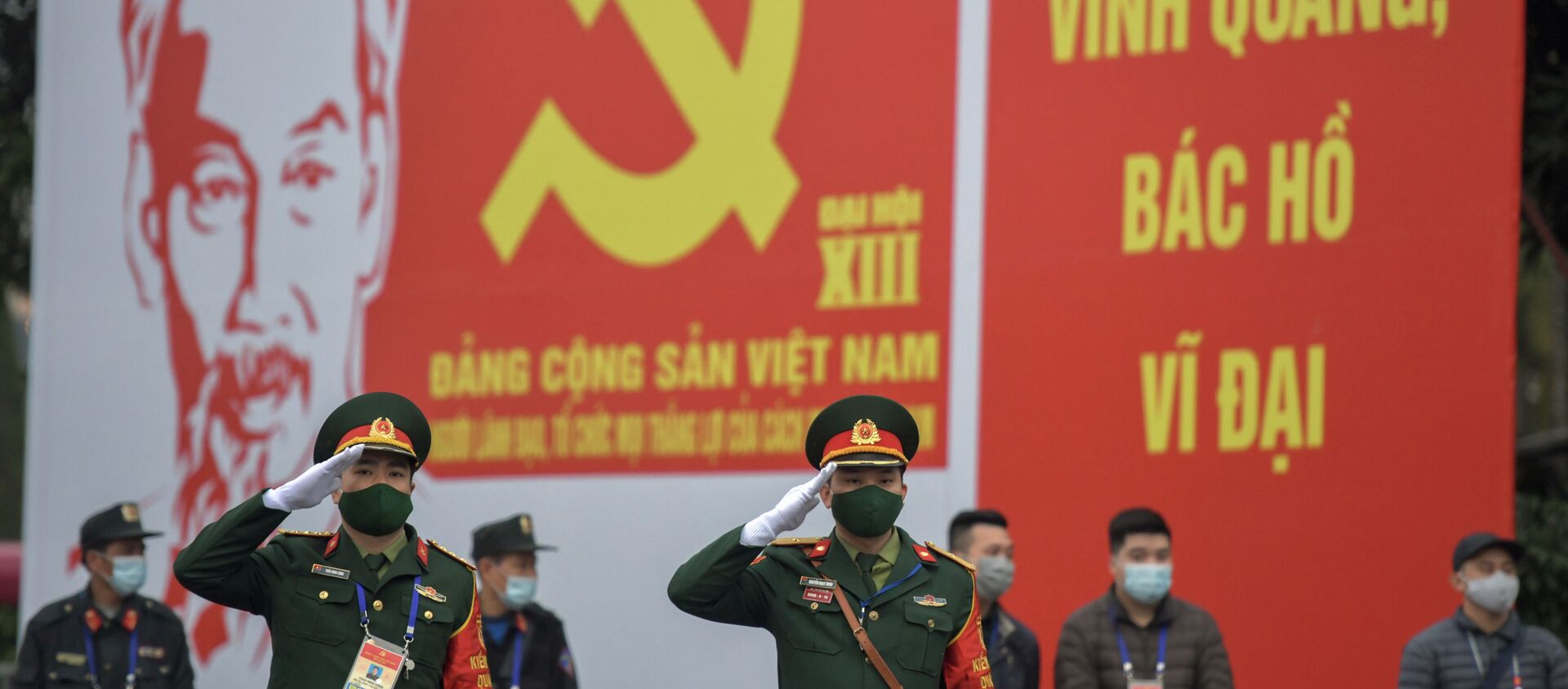 Các quân nhân trước biển quảng cáo về Đại hội lần thứ XIII của Đảng Cộng sản Việt Nam tại Hà Nội - Sputnik Việt Nam, 1920, 26.01.2021